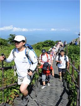 지난해 덕유산권역을 탐방하고 있는 청소년들