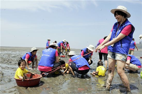 효성, '장애아동 갯벌체험 나눔활동' 실시