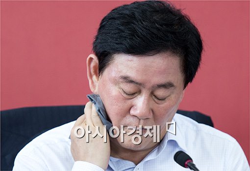 [포토]땀 닦는 최경환 원내대표