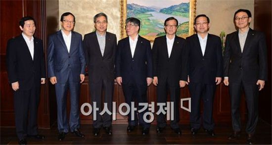 26일 김중수 한국은행 총재(가운데)와 6개 은행장들이 금융협의회에 참석해 기념촬영을 하고 있다. 