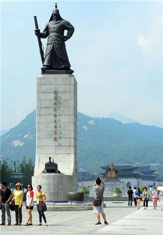 광화문 광장에 위치한 이순신 장군 동상. 