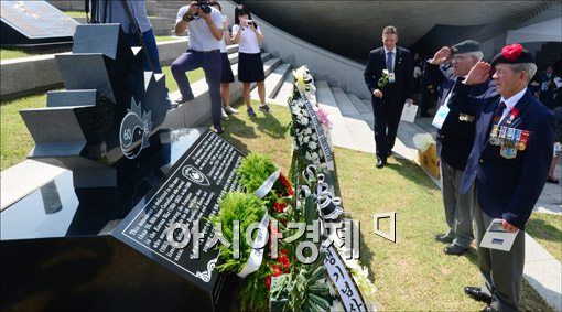 [포토]거수 경례하는 참전용사들 
