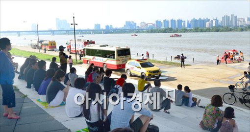 [포토]성재기 남성연대 대표 투신, 구경하는 시민들