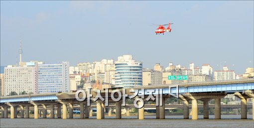 [포토]헬기 뜬 마포대교, 성재기 남성연대 대표 투신