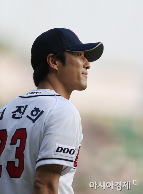 [포토] 두산 홈경기 시구 나선 배우 지진희