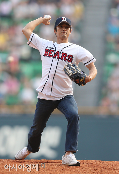 [포토] 시구하는 배우 지진희