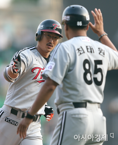 [포토] 솔로홈런 박용택 '잠실 라이벌전 승리로!'