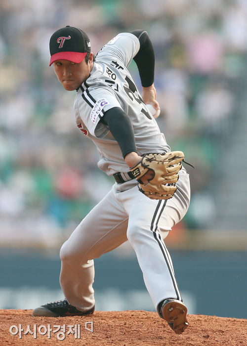 [포토] 역투하는 신정락 '상승세 이어가자'