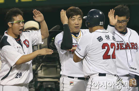 [포토] 홍성흔 '검지 군단에 맞서는 울트라맨 세레모니'