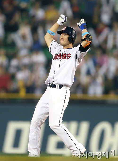 [포토] 만세 부르는 김재호 '단숨에 역전!'