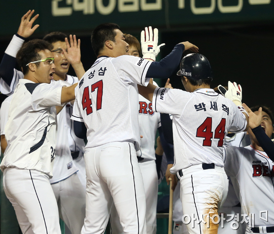 [포토] 두산 '단숨에 뒤집었어'