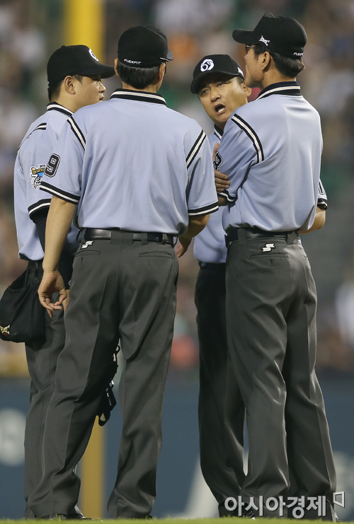 [포토] 판정 논의하는 심판들