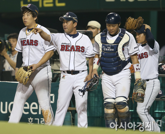 [포토] 판정 번복에 다시 수비 나서는 두산 선수들
