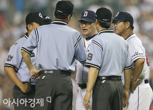 [포토] 판정 번복에 항의하는 김진욱 감독