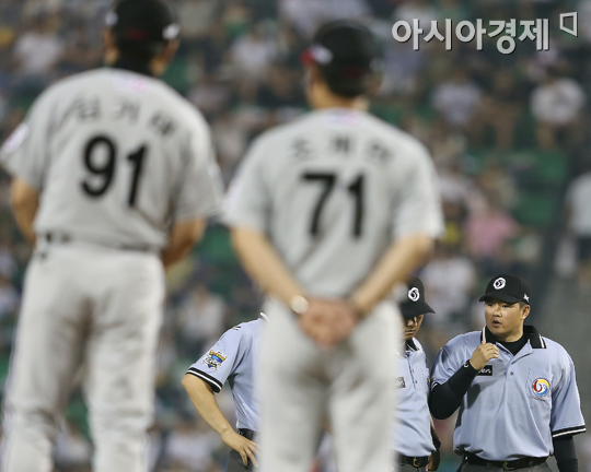 [포토] 판정 논의하는 심판들