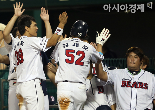 [포토] 홈인하는 김재호 '점수 차이는 4점으로~'