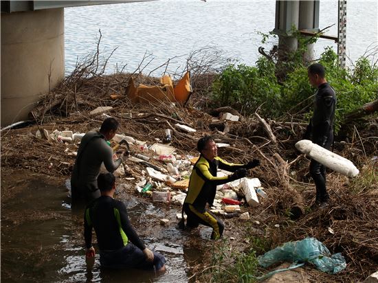 한전, 폭우·폭염 피해 지역서 봉사 '구슬땀'