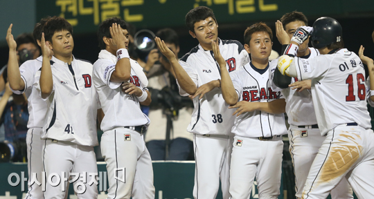 [포토] 투런포 이원석 기다리는 두산 손날들