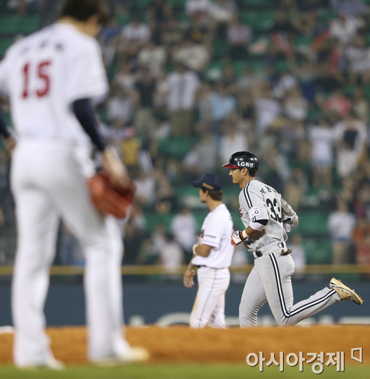 [포토] 박용택 추격 투런홈런 '아직 끝난게 아냐'