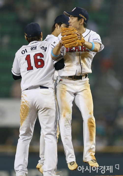 [포토] 오재원-이원석-김재호 '승리의 몸통박치기'