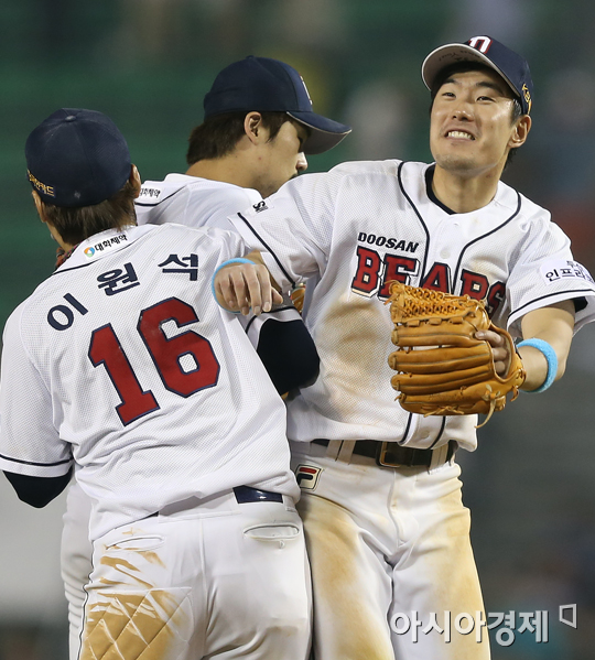 [포토] 오재원-이원석-김재호 '몸으로 느끼는 짜릿한 승리 기쁨'