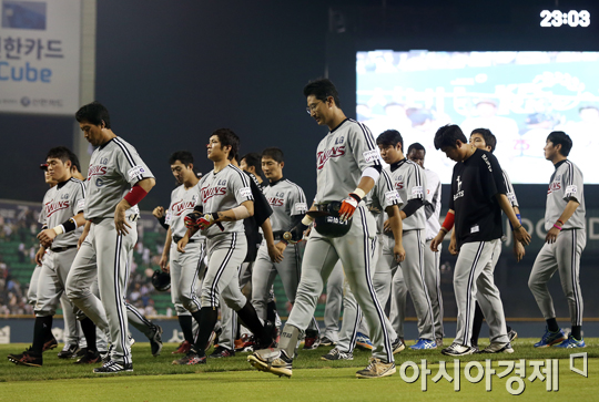 [포토] 잠실 라이벌전 패배가 아쉬운 LG 선수들