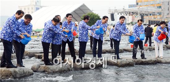 [포토]장흥 탐진강에 동자개 종묘 방류