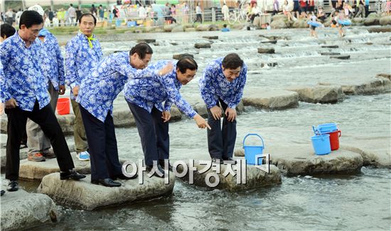 [포토]장흥 탐진강에 동자개 종묘 방류
