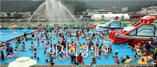[포토]장흥 물축제장, 인산인해 
