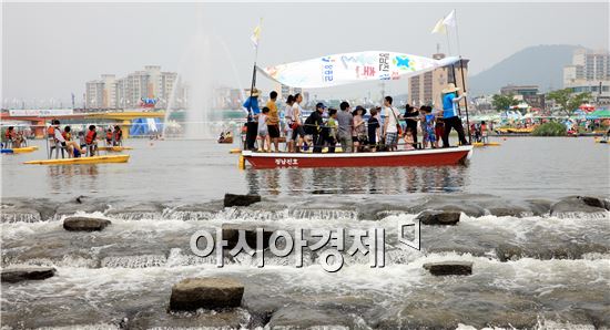 [포토]장흥 탐진강에서 수상 체험하는 관광객들