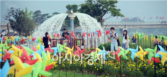 [포토]장흥 물축제장에 수 천개의 '팔랑개비'  눈길 