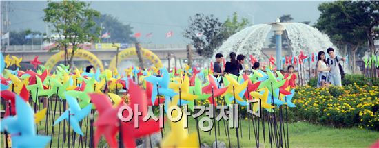 [포토]장흥 물축제장에 수 천개의 '팔랑개비'  눈길 