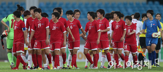 [포토] 중국에 1:0 승리 거둔 북한 