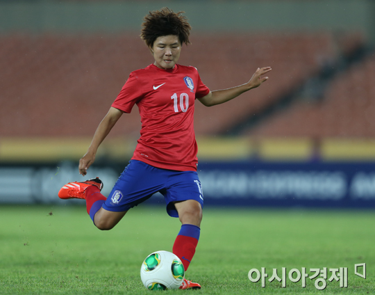 [포토] 지소연 '오른발 프리킥으로 선제골!'