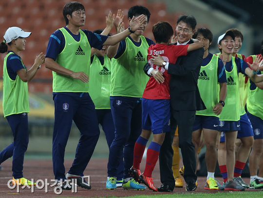 [포토] 윤덕여 감독 '지소연이 최고야'