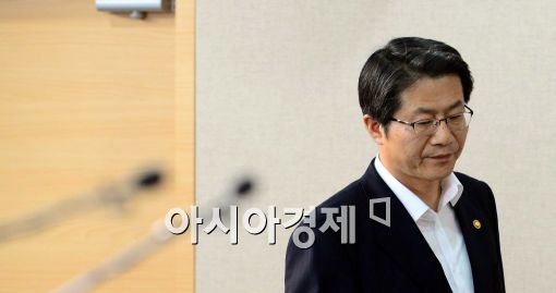 [포토]굳은 표정 짓는 류길재 장관