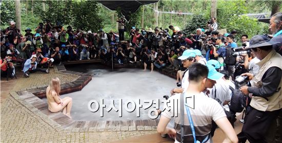 [포토]아름다운 누드와 장흥 편백숲 우드랜드와 조화?