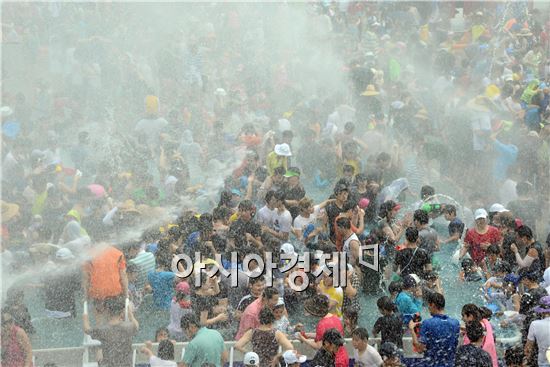 [포토]폭염에 장흥 물축제 지상최대 물싸움 인산인해 