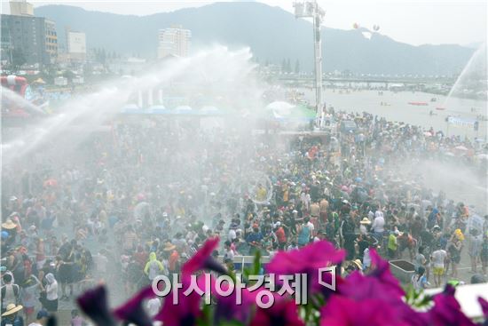 [포토]장흥 물축제 15만 인파 북적 