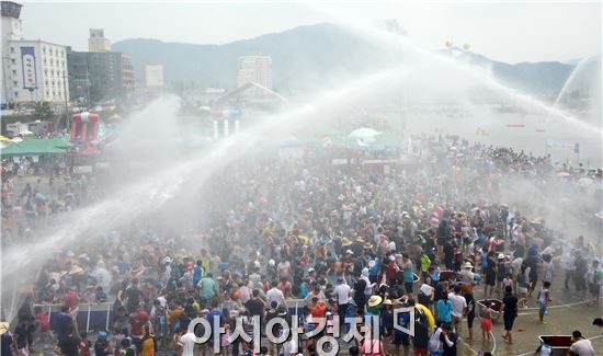 [포토]장흥 물축제 지상최대 물싸움  인파 북적