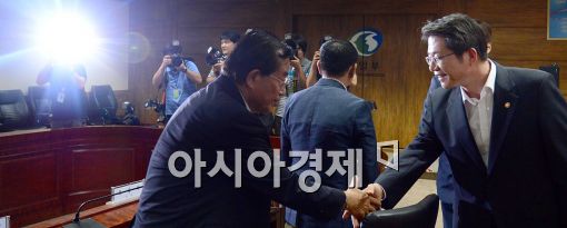 [포토]인사하는 류길재 장관