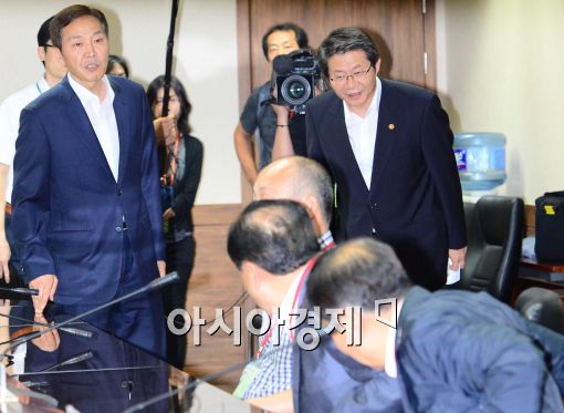 [포토]개성공단 관계자들에게 인사하는 류길재 장관