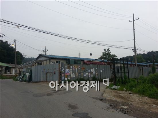27일 지하철 2호선 잠실역에서 자동차로 15분 가량 달려 도달한 경기도 하남시 감북지구. 이곳은 지난 2010년 4차 보금자리 지구로 선정됐다 사업이 잠정 중단돼 있다.