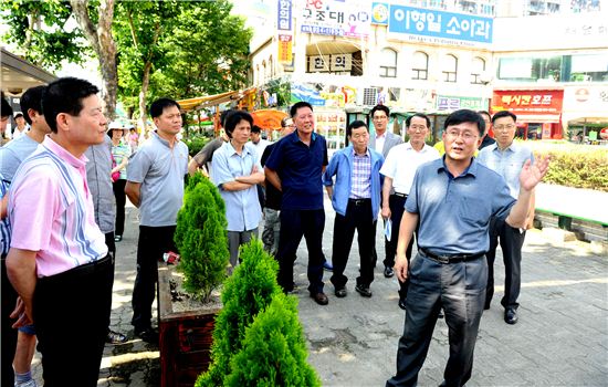 김성환 노원구청장, 마들역 보도 정비 현장 둘러봐 