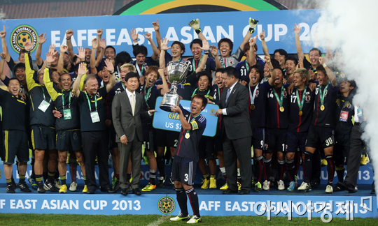 [포토] 2013 동아시안컵 우승 차지한 일본 대표팀