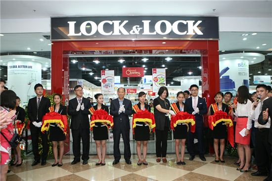 김준일 락앤락 회장(가운데)가 락앤락 로얄시티점 개점식에 참가해 기념촬영을 하고 있다.