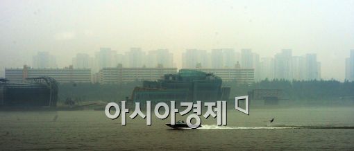 [포토]안개 낀 한강, 수상스키 즐기는 시민