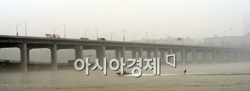 [포토]안개 낀 한강 도심에서 수상스키