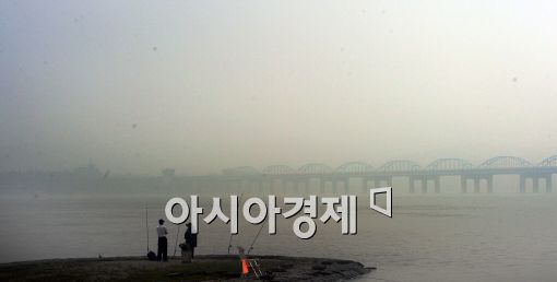 [포토]자욱하게 낀 안개 속 낚시