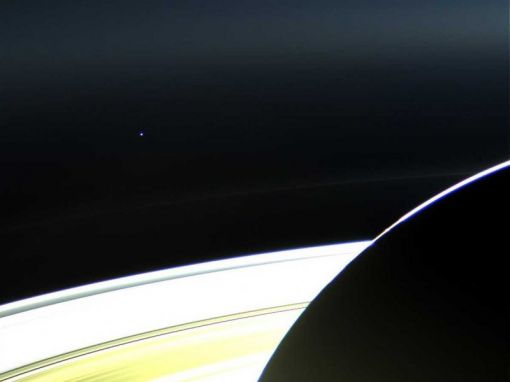 토성 궤도에 있는 카시니우주선에서 본 지구